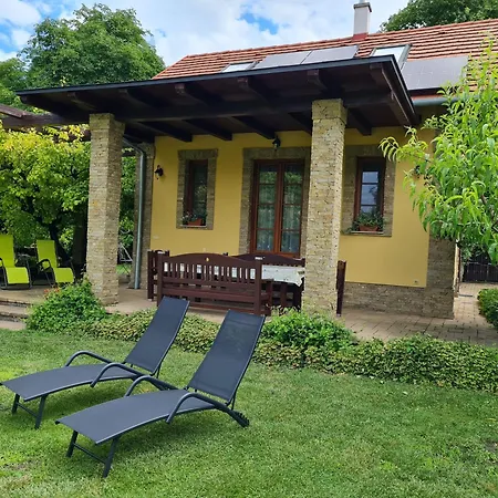 Duzzogo Vendeghaz Agard * Gárdony