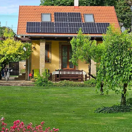 Duzzogo Vendeghaz Agard Gárdony