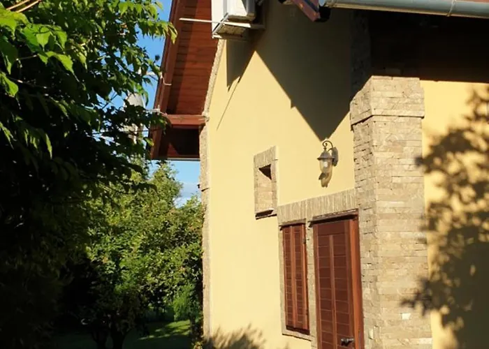 Duzzogo Vendeghaz Agard * Gárdony