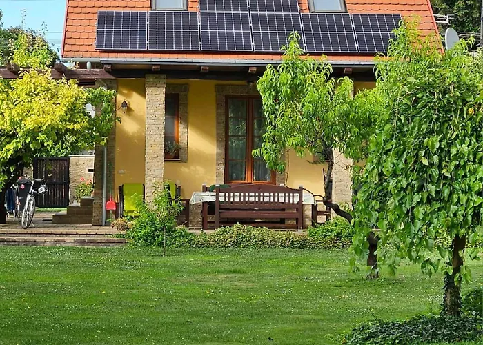 Duzzogo Vendeghaz Agard Gardony