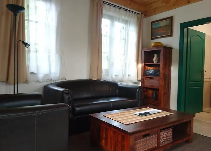 Duzzogo Vendeghaz Agard Gardony